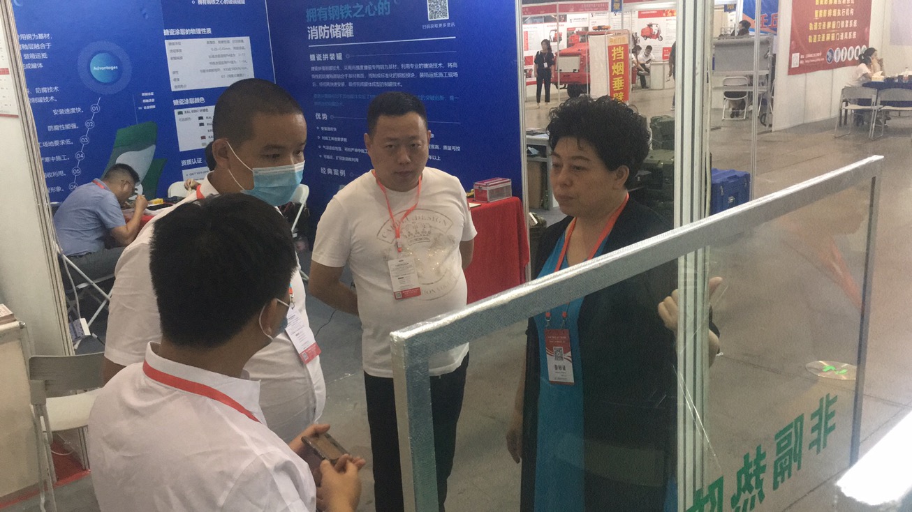 南京消防展会期间洪总与展会工作人员沟通场景